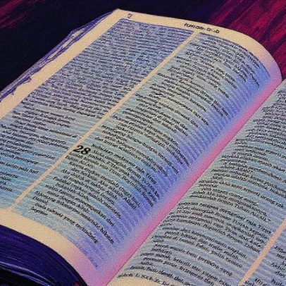 Homem falece após fumar cigarro feito com página de Bíblia em Minas Gerais