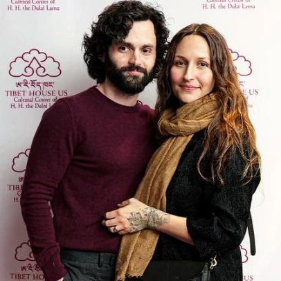 Penn Badgley e Domino Kirke recebem gêmeos idênticos em família crescente