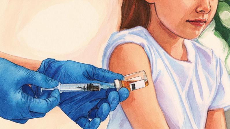Uma mão com luvas manipula uma vacina enquanto uma criança aguarda ao fundo com o ombro exposto (Foto: Reprodução)