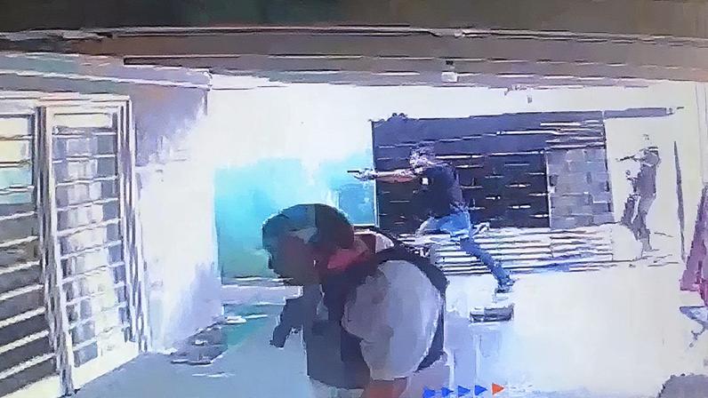 Operação da Polícia Civil do Paraná para resgatar mulher vítima de cárcere privado em Araucária (Foto: Reprodução)