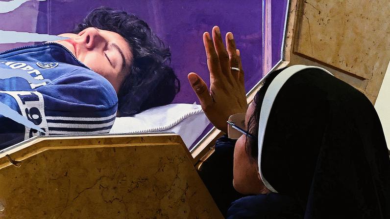 Peregrinos visitam o túmulo de Carlo Acutis, reconhecido como o primeiro santo millennial, na Itália (Foto: Reprodução)