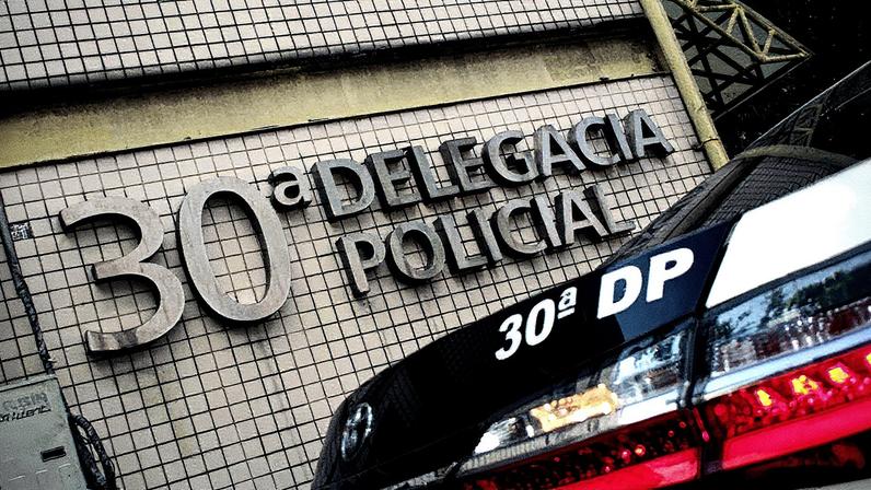 Fachada da 30ª DP (Marechal Hermes), onde foi preso homem acusado de maus-tratos aos filhos (Foto: Reprodução)