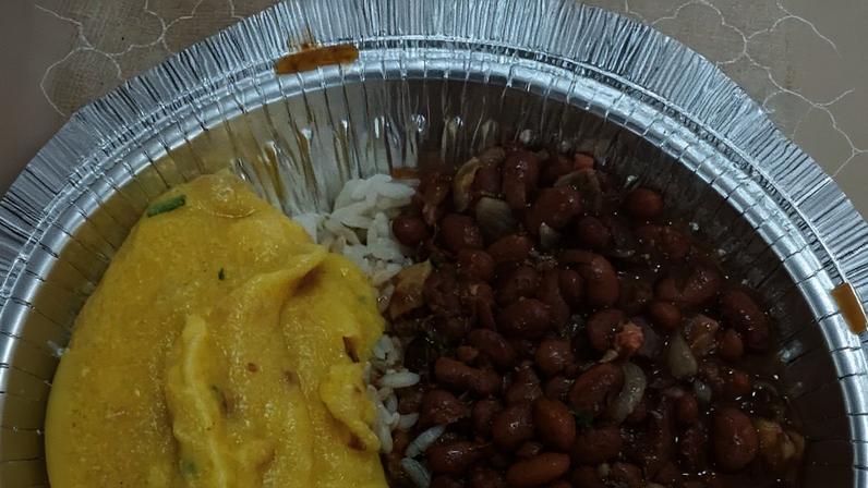 Marmita oferecida pelo Projeto Além dos Olhos, uma das entidades que distribui comida em Florianópolis (SC) (Foto: Reprodução)