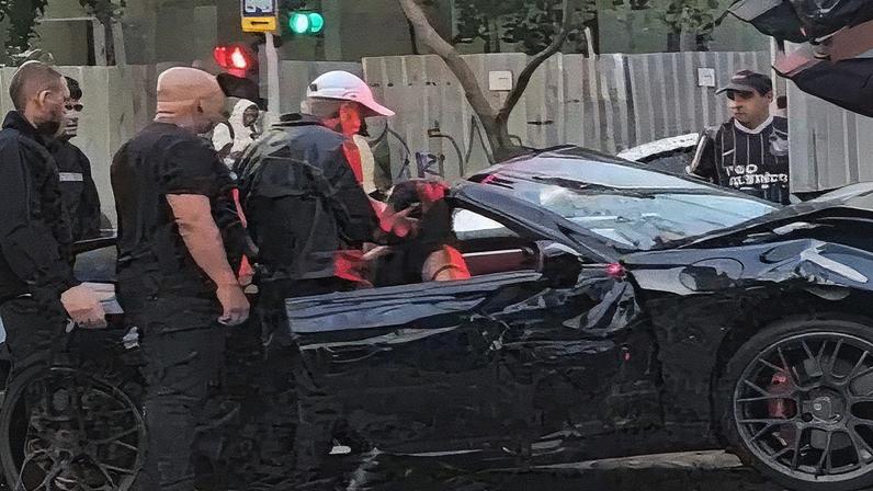 Influencer Gato Preto grava vídeo após acidente na Av. Brigadeiro Faria Lima, na Zona Sul de São Paulo (Foto: Reprodução)