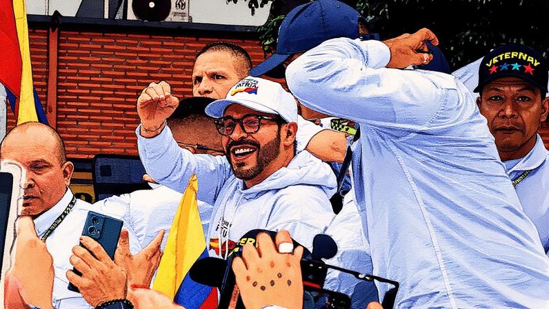 Abelardo de La Espriella participa de uma marcha a favor de Álvaro Uribe em Medellín, no dia 7 de agosto (Foto: Reprodução)
