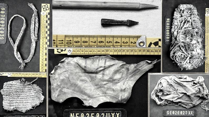 Conjunto de objetos artesanais: honda de esparto, flecha de ballesta, alpargata de esparto, peça de cesteria e possível máscara de couro e tela (Foto: Reprodução)