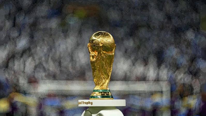 Troféu da Copa do Mundo exposto antes da final entre Argentina e França no Estádio Lusail (Foto: Reprodução)