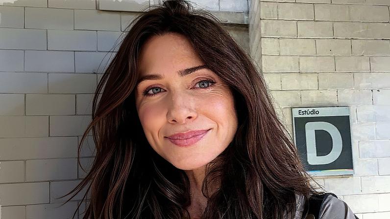 Leticia Spiller mudou o visual ao cortar os cabelos e adotar uma nova cor para interpretar sua personagem (Foto: Reprodução)