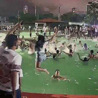 Torcida do Santa se diverte e pula em piscina durante festa de comemoração