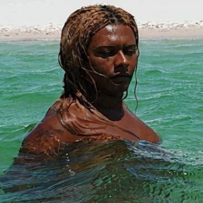 Liniker brilha ao fazer topless em cenário deslumbrante na praia