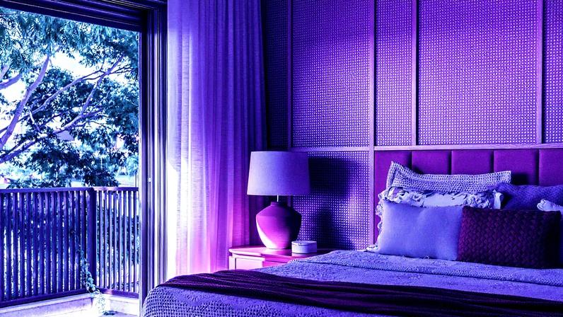 Flores coloridas decoram um ambiente, trazendo vida e alegria para a casa no início da primavera (Foto: Reprodução)