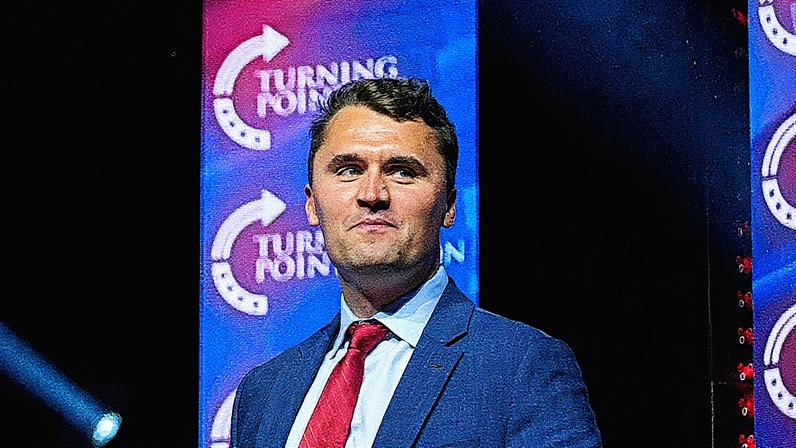 Comunicador trumpista Charlie Kirk foi assassinado em 10 de setembro com um tiro no pescoço (Foto: Reprodução)