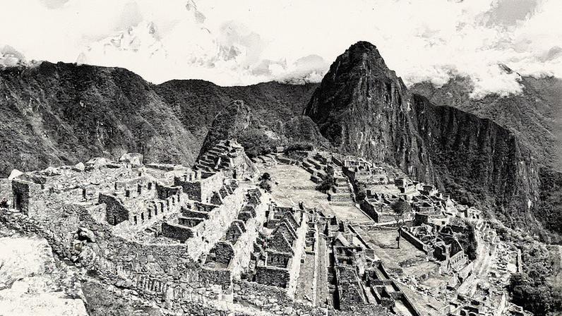 Vista geral das antigas ruínas incas de Machu Picchu no vale do Urubamba, abertas ao público após fechamento por razões de segurança (Foto: Reprodução)