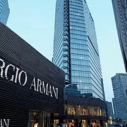 Armani se torna alvo de disputa entre gigantes da moda por seu valor crescente