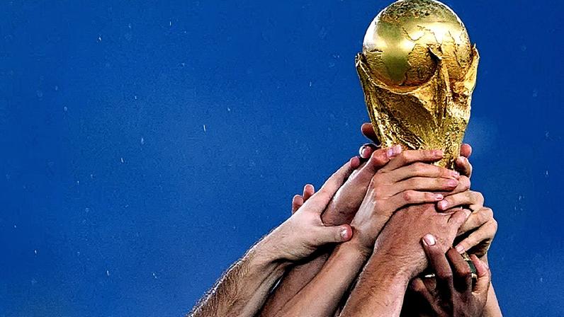 Jogadores da seleção brasileira erguem juntos o troféu da Copa do Mundo de 2002 (Foto: Reprodução)