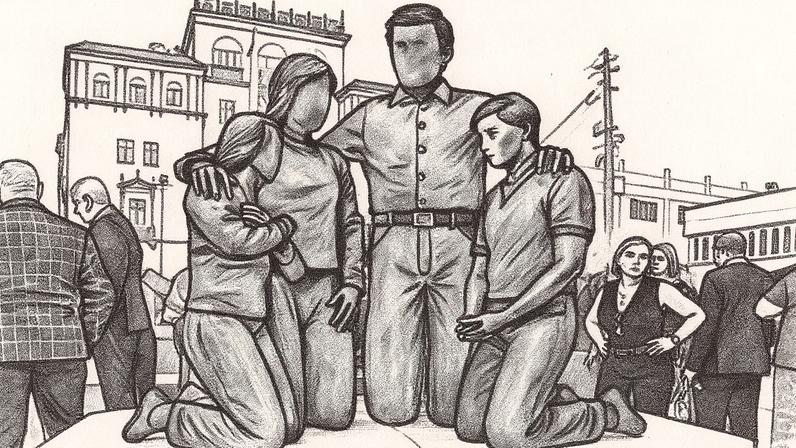 Escultura de uma família ajoelhada em oração no centro da praça, simbolizando a universalidade da fé (Foto: Reprodução)