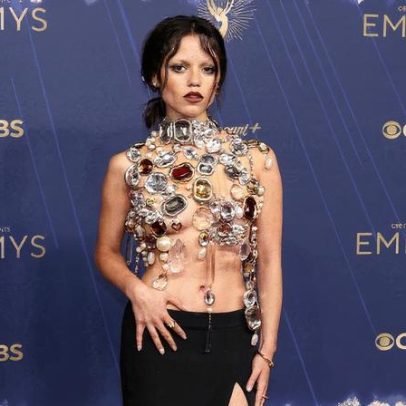Jenna Ortega brilha no Emmy 2025 com look ousado e transparente no tapete vermelho