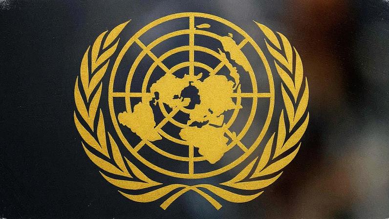 Logotipo das Nações Unidas fotografado na sede da ONU antes da Assembleia Geral em Nova York (Foto: Reprodução)