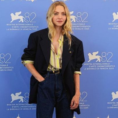 Amanda Seyfried usa vestido de Versace de Julia Roberts no Festival de Veneza