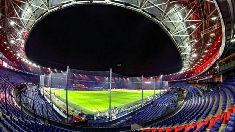 Vista do estádio De Kuip antes do jogo entre Feyenoord e PSV Eindhoven (Foto: Reprodução)