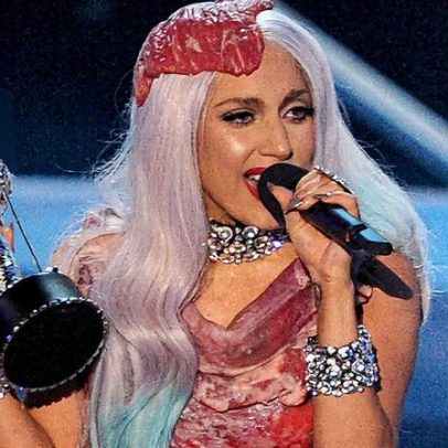 Designer revela detalhes do processo 'gruesome' do vestido de carne de Lady Gaga