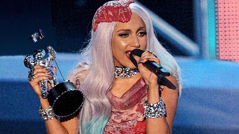Vestido de carne usado por Lady Gaga na cerimônia do VMA de 2010 (Foto: Reprodução)