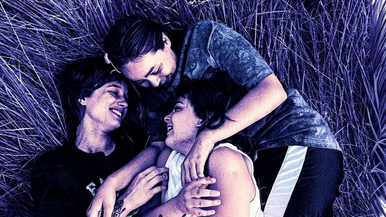 Imagem de uma paisagem com árvores e vegetação em chamas, destacando o contraste entre o verde e o fogo (Foto: Reprodução)