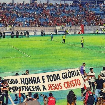 Jogadores do Santa Cruz celebram vitória com faixa em homenagem a Jesus