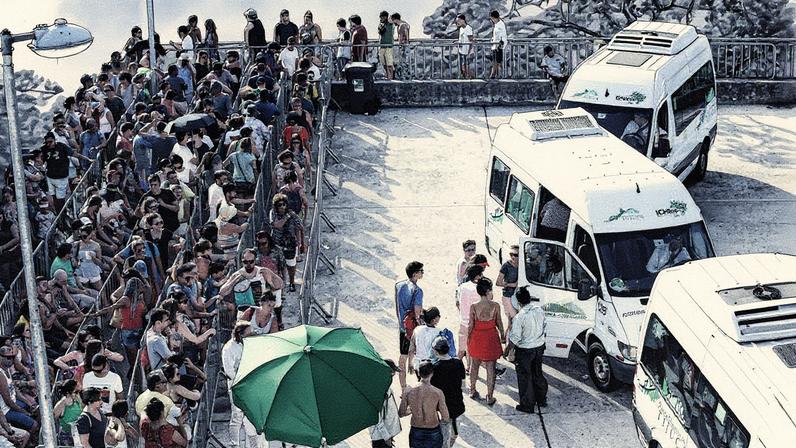 Vans de turismo estacionadas em uma área afetada pela violência (Foto: Reprodução)