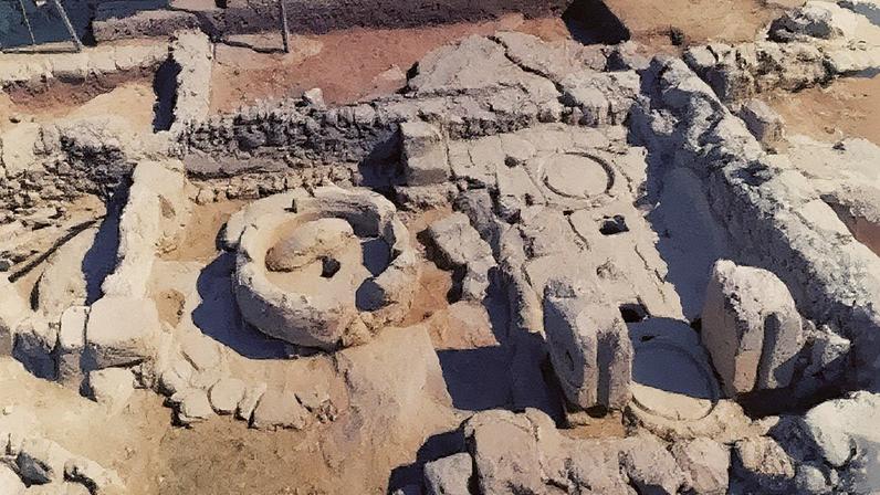 Mosaicos ornamentais com motivos frutíferos, um lagar para produção de azeite, um armazém e um banho ritual encontrados em escavações (Foto: Reprodução)