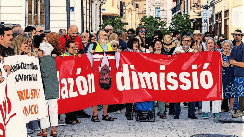 Várias pessoas seguram pancartas durante uma concentração pedindo a dimissão de Mazón, em frente às Cortes Valencianas, no dia do debate de política geral da Comunidade Valenciana (Foto: Reprodução)