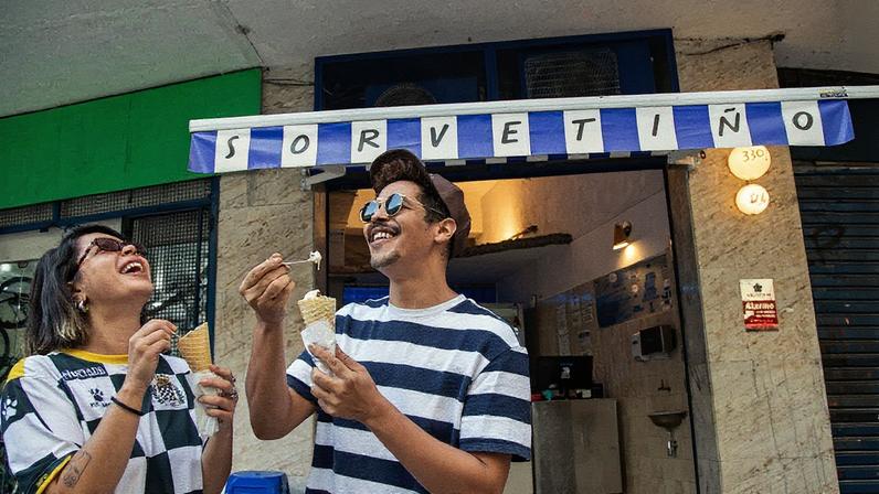 Amigos Camilla Duarte e Andre Florentino consomem gelato, transformando o hábito em uma tradição (Foto: Reprodução)