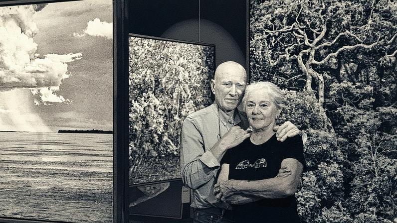 Sebastião Salgado e Lélia Wanick em fazenda onde conseguiram recompor completamente a Mata Atlântica (Foto: Reprodução)