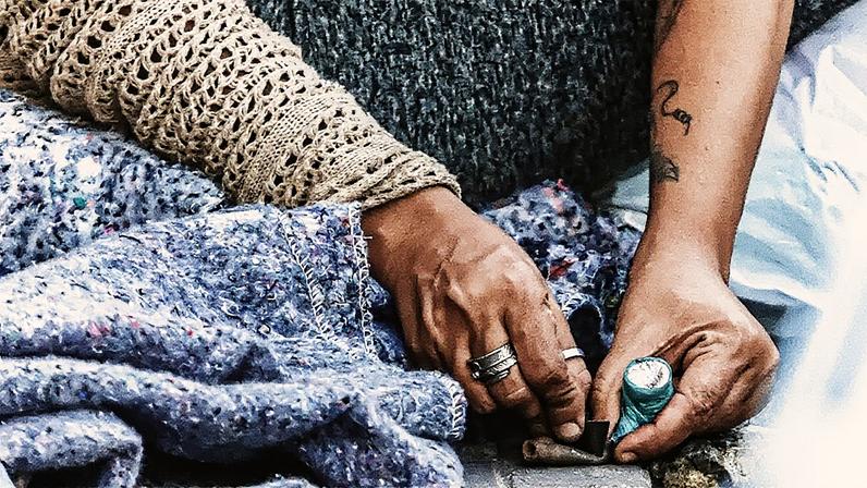 Braços de uma mulher fazendo uso de drogas (Foto: Reprodução)