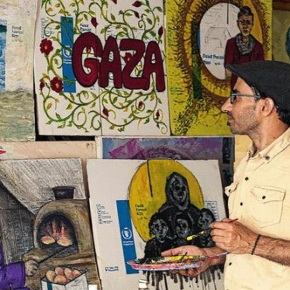 Artista palestino expõe obras pintadas em caixas de ajuda de Gaza