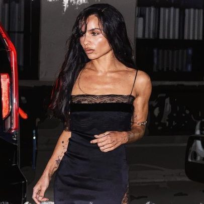 Vestido camisola dos anos 90 é tendência confirmada por Zoë Kravitz em 2025