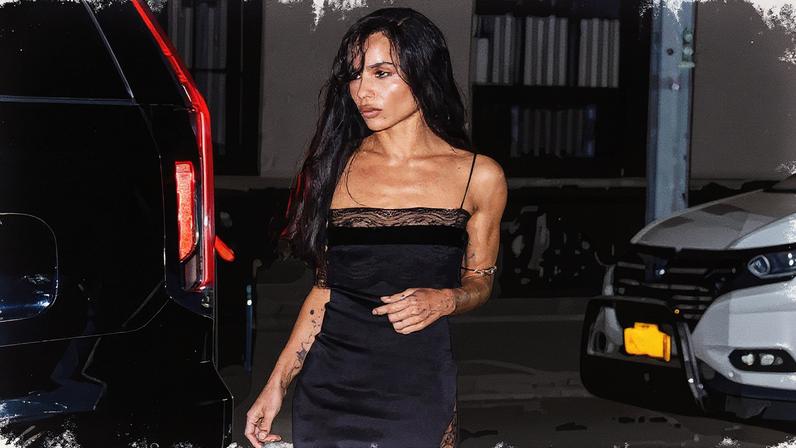 Zoë Kravitz em um evento, usando um vestido elegante e posando para a câmera (Foto: Reprodução)