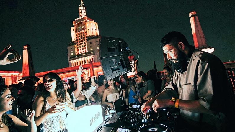 DJ anima a pista cheia de jovens no topo do Martinelli (Foto: Reprodução)