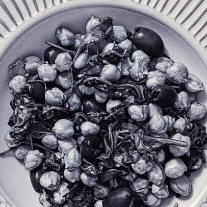 Garbanzos com espinafre ganham toque grego com limão e azeitonas