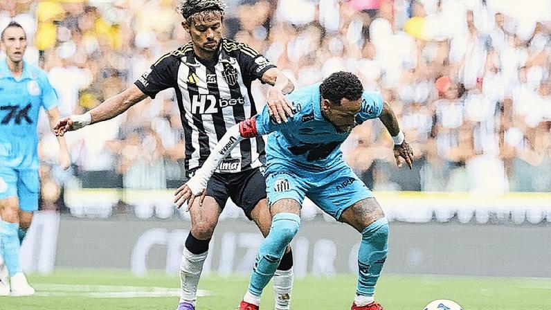 Scarpa e Neymar disputam a bola durante partida entre Atlético-MG e Santos (Foto: Reprodução)