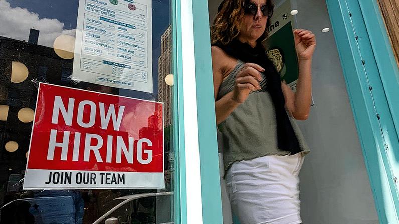 Placa de "estamos contratando" exposta na frente de uma loja Target em Encinitas, Califórnia (Foto: Reprodução)
