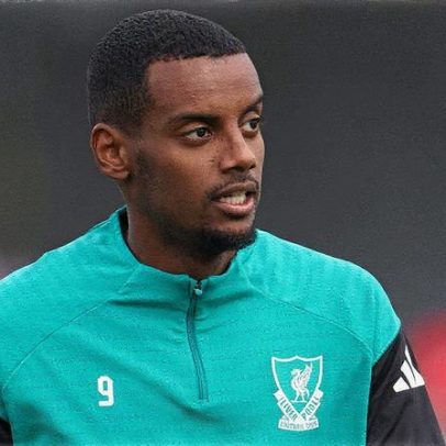 Isak, reforço recorde do Liverpool, pode fazer sua estreia na Liga dos Campeões