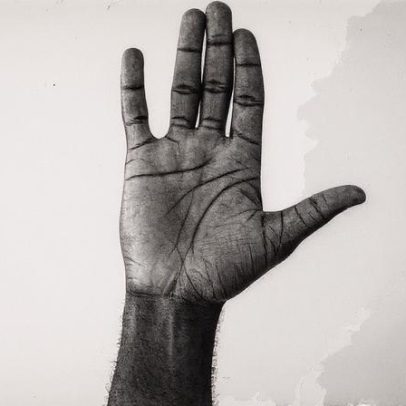 Homens com dedos anelares longos podem ter melhor saúde, aponta estudo científico