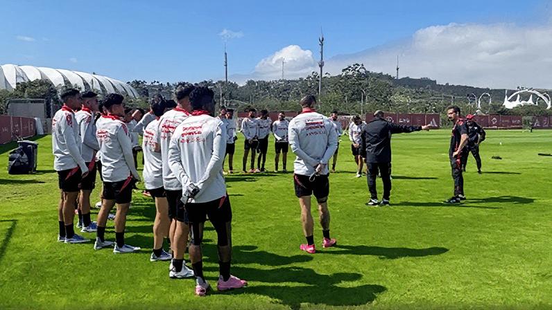 Elenco do Internacional realiza treinamento em campo nesta terça-feira (Foto: Reprodução)