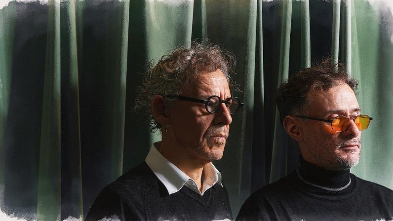 Atores Emílio de Mello e Enrique Diaz usando óculos, posando para a foto (Foto: Reprodução)