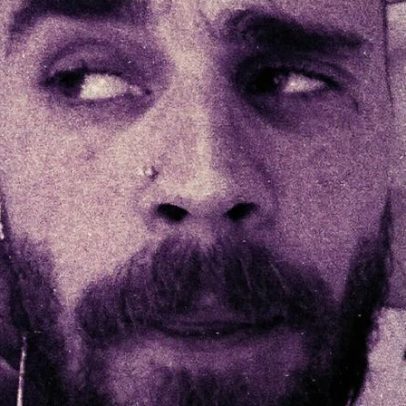 Justin Bieber exibe novo visual e celebra barba nas redes sociais