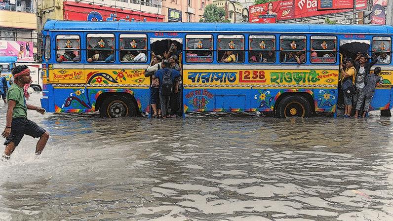 Várias ruas principais da cidade de Kolkata estão alagadas, dificultando o tráfego (Foto: Reprodução)