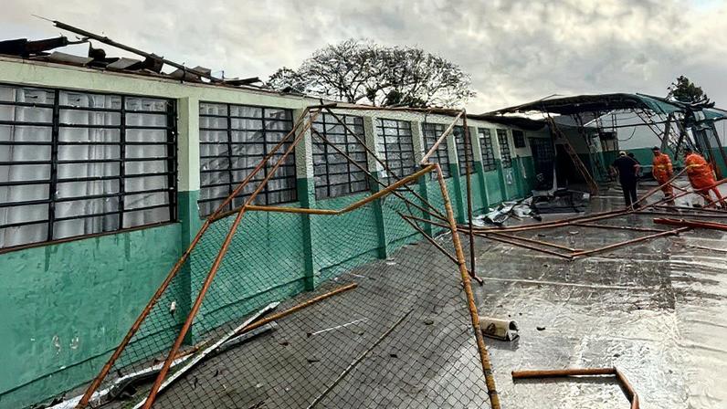Queda de cobertura de escola após temporal em Ponta Grossa (Foto: Reprodução)