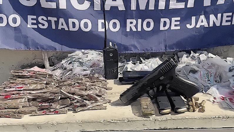Material apreendido pela Polícia Militar na comunidade do Barbante (Foto: Reprodução)
