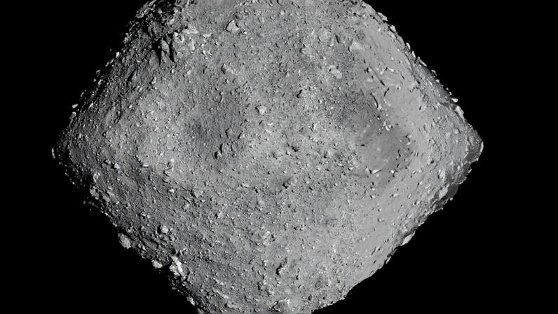 Amostras do asteroide Ryugu mostram sinais de água preservada por mais de 1 bilhão de anos (Foto: Reprodução)